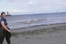 mit Frauchen am strand